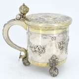 Large lidded silver tankard with spheric feet and crest - photo 4