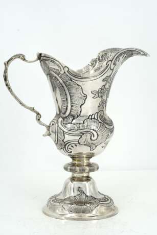 Silver helmet shaped jug with rocaille décor - фото 2