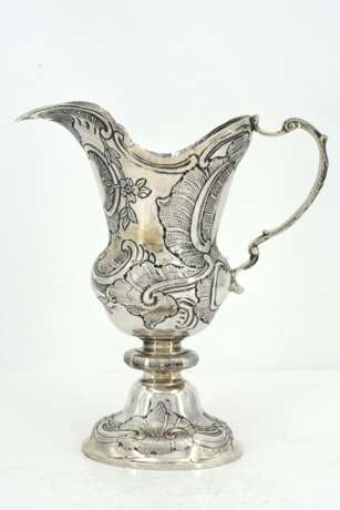 Silver helmet shaped jug with rocaille décor - photo 4