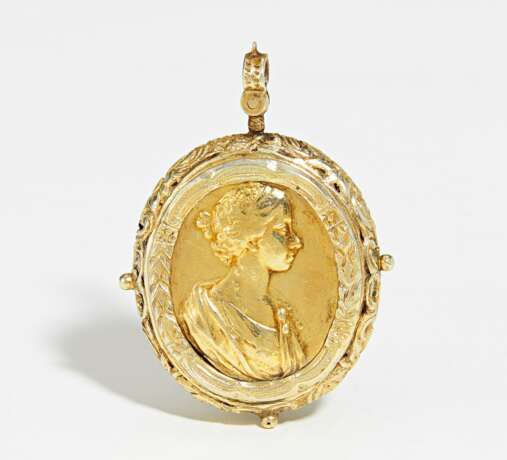 Oval vermeil medallion with opposing portraits of lady and gentleman - photo 3