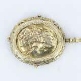Oval vermeil medallion with opposing portraits of lady and gentleman - photo 1