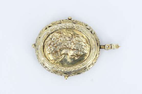Oval vermeil medallion with opposing portraits of lady and gentleman - photo 1