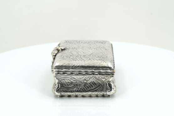 Silver snuffbox with flower tendrils - photo 3