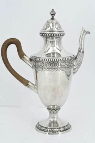 Large footed silver coffee pot - фото 4