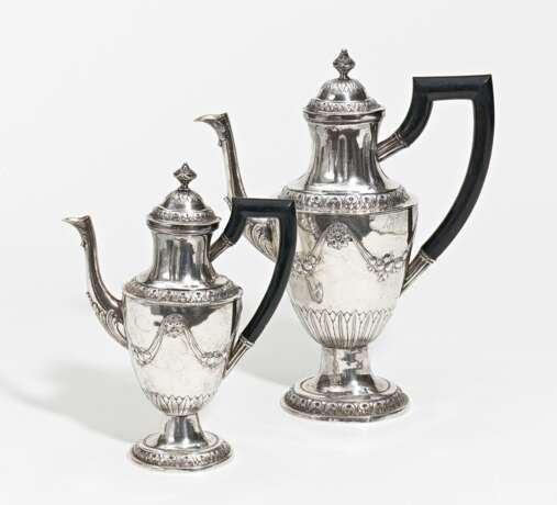 Silver coffee pot and hot-water jug with fruit festoons and lancet leaf decor - photo 1