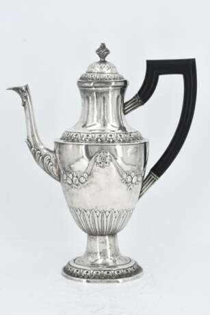 Silver coffee pot and hot-water jug with fruit festoons and lancet leaf decor - Foto 2