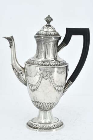 Silver coffee pot and hot-water jug with fruit festoons and lancet leaf decor - фото 7