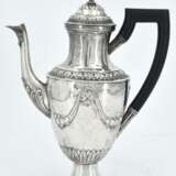 Silver coffee pot and hot-water jug with fruit festoons and lancet leaf decor - фото 7