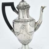 Silver coffee pot and hot-water jug with fruit festoons and lancet leaf decor - фото 9
