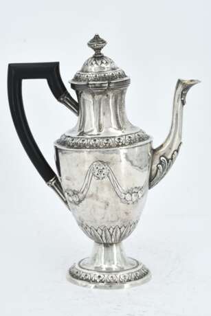 Silver coffee pot and hot-water jug with fruit festoons and lancet leaf decor - photo 9