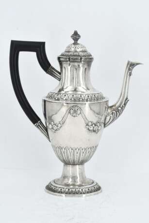 Silver coffee pot and hot-water jug with fruit festoons and lancet leaf decor - photo 13