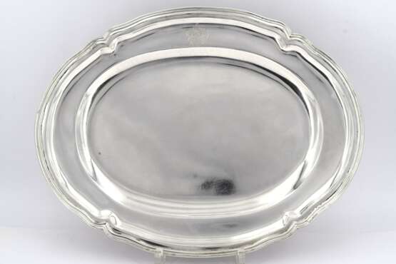 Pair of oval serving platters with engraved coat of arms - Foto 5