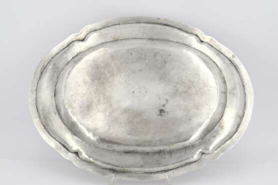 Pair of oval serving platters with engraved coat of arms - Foto 6