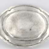 Pair of oval serving platters with engraved coat of arms - Foto 6