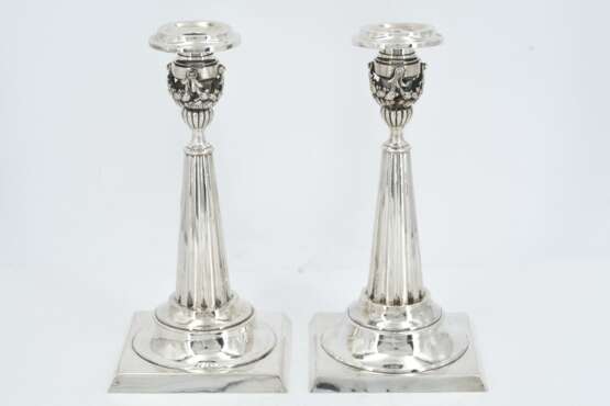 Pair of silver candlesticks with fluted shaft and festoons - photo 2