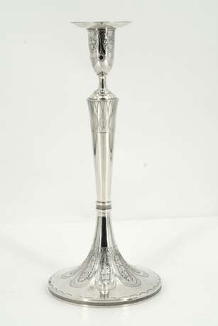 Slender silver candlestick with stylised leaf décor - photo 3