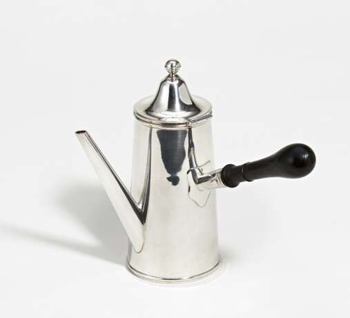 Silver coffee pot with side handle and sleek body - фото 1