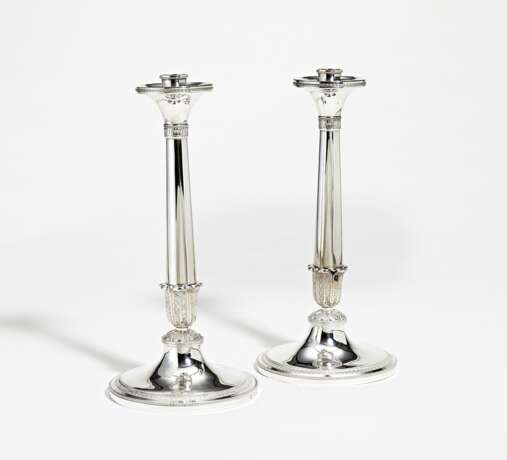 Pair of large silver candlesticks with lancet leaf decor - фото 1