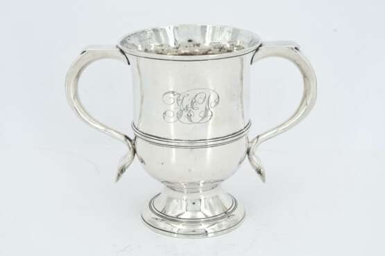 George III silver double-handled beaker with monogram - photo 2