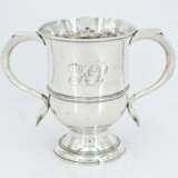 George III silver double-handled beaker with monogram - Foto 2