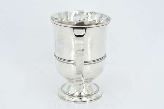 George III silver double-handled beaker with monogram - фото 3