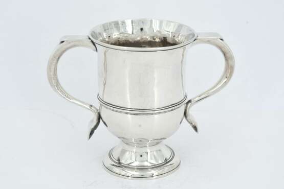 George III silver double-handled beaker with monogram - photo 4