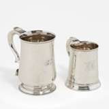 Large and smaller George III silver mug - фото 1