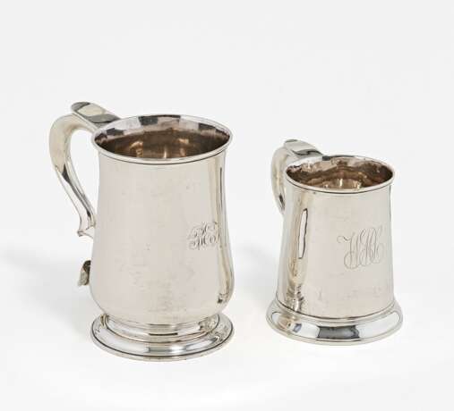 Large and smaller George III silver mug - фото 1