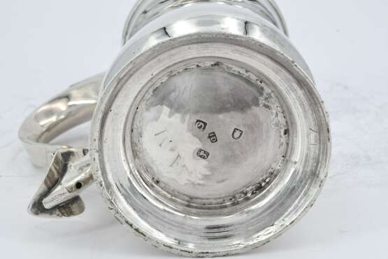 Large and smaller George III silver mug - photo 5
