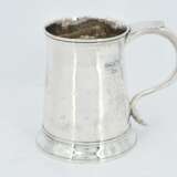Large and smaller George III silver mug - фото 6