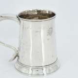 Large and smaller George III silver mug - photo 8