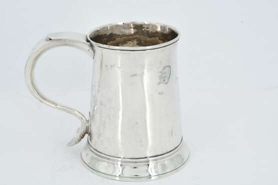 Large and smaller George III silver mug - фото 8