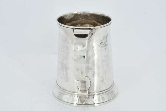 Large and smaller George III silver mug - photo 9