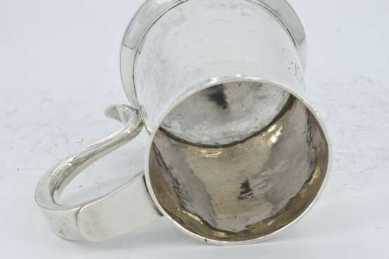 Large and smaller George III silver mug - фото 10