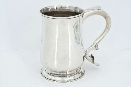 Large and smaller George III silver mug - фото 12