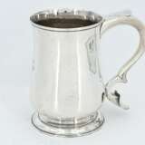 Large and smaller George III silver mug - photo 12
