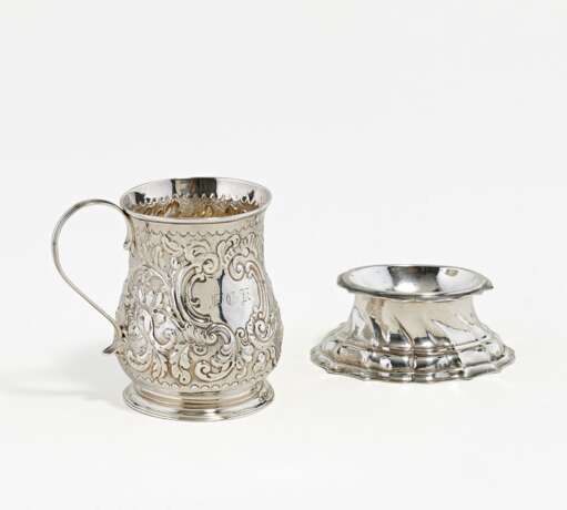 Silver salt dish and small George II mug with relief décor - photo 1