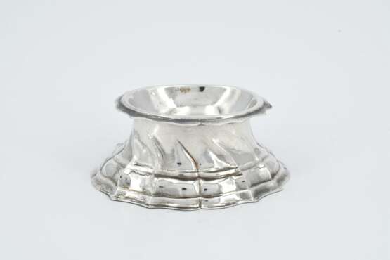 Silver salt dish and small George II mug with relief décor - Foto 3