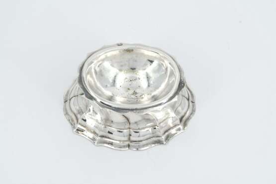 Silver salt dish and small George II mug with relief décor - photo 4