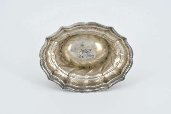 Silver salt dish and small George II mug with relief décor - photo 5