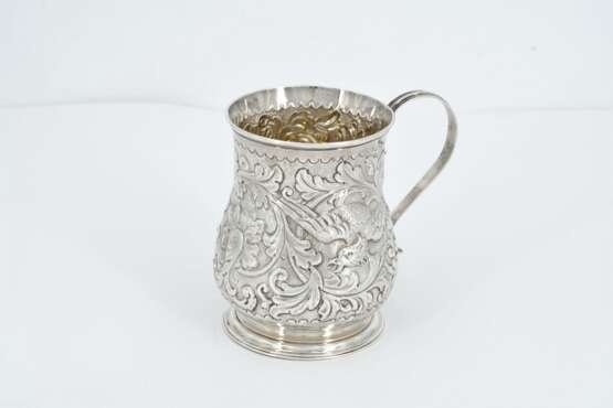 Silver salt dish and small George II mug with relief décor - Foto 6