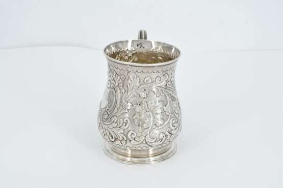 Silver salt dish and small George II mug with relief décor - photo 9