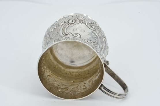 Silver salt dish and small George II mug with relief décor - Foto 10