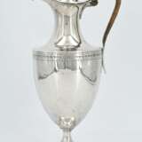 Footed George III silver jug - photo 2