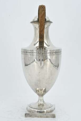 Footed George III silver jug - фото 3