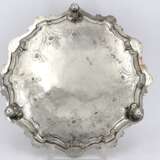Large George II silver salver with scallop and rocaille décor - фото 3
