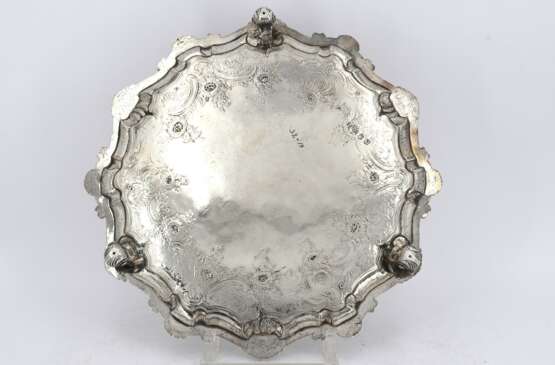 Large George II silver salver with scallop and rocaille décor - photo 3