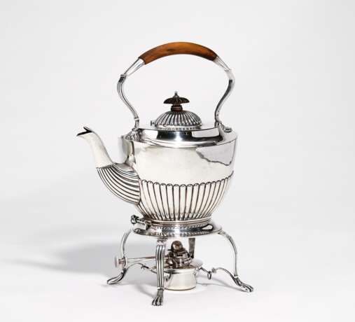 Edward VII silver tea pot with gadrooned walls on rechaud - Foto 8