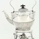 Edward VII silver tea pot with gadrooned walls on rechaud - Foto 9