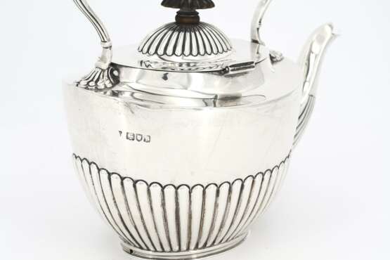 Edward VII silver tea pot with gadrooned walls on rechaud - Foto 7